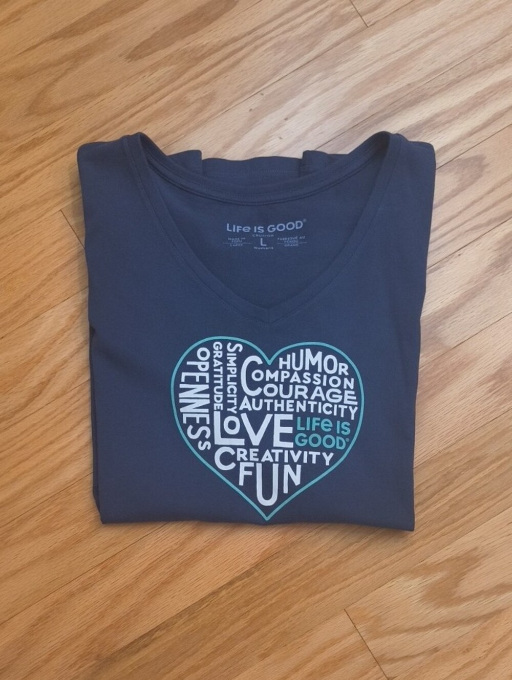 Life Is Good Crusher Short Sleeve V-Neck Heart Tee Size L EUC - Picture 7 of 7